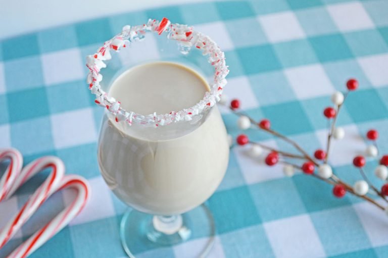 peppermint-white-russian-holiday-cocktail-roamilicious