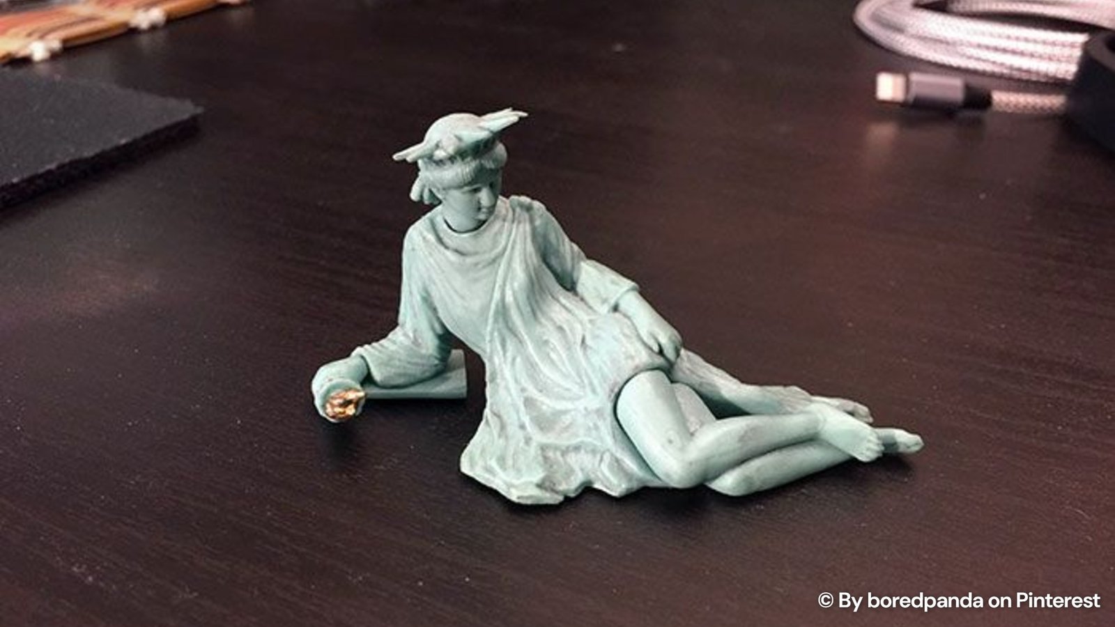 A vending machine Statue of Liberty